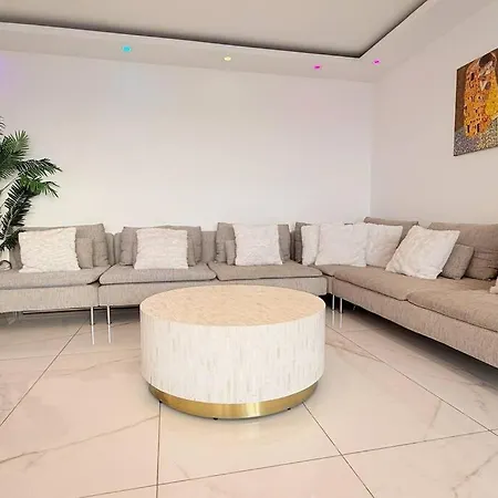 Apartment With Amazing View Of With Private Parking *