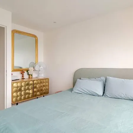 With Amazing View Of With Private Parking *