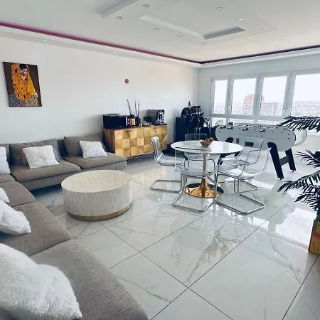 With Amazing View Of With Private Parking *