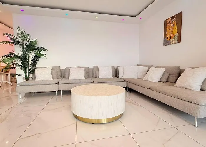 Lägenhet With Amazing View Of With Private Parking *