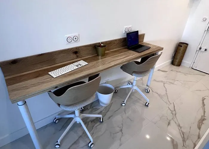 With Amazing View Of With Private Parking Lägenhet *