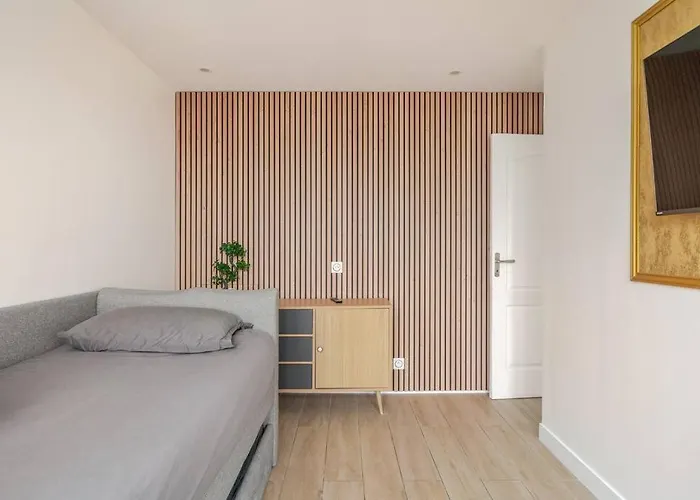 With Amazing View Of With Private Parking *