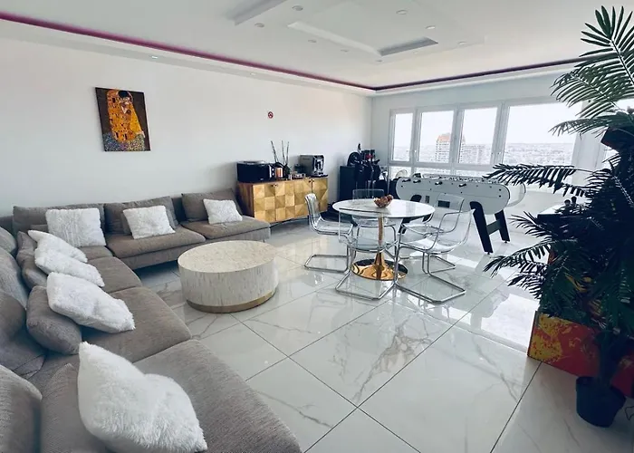 With Amazing View Of With Private Parking *